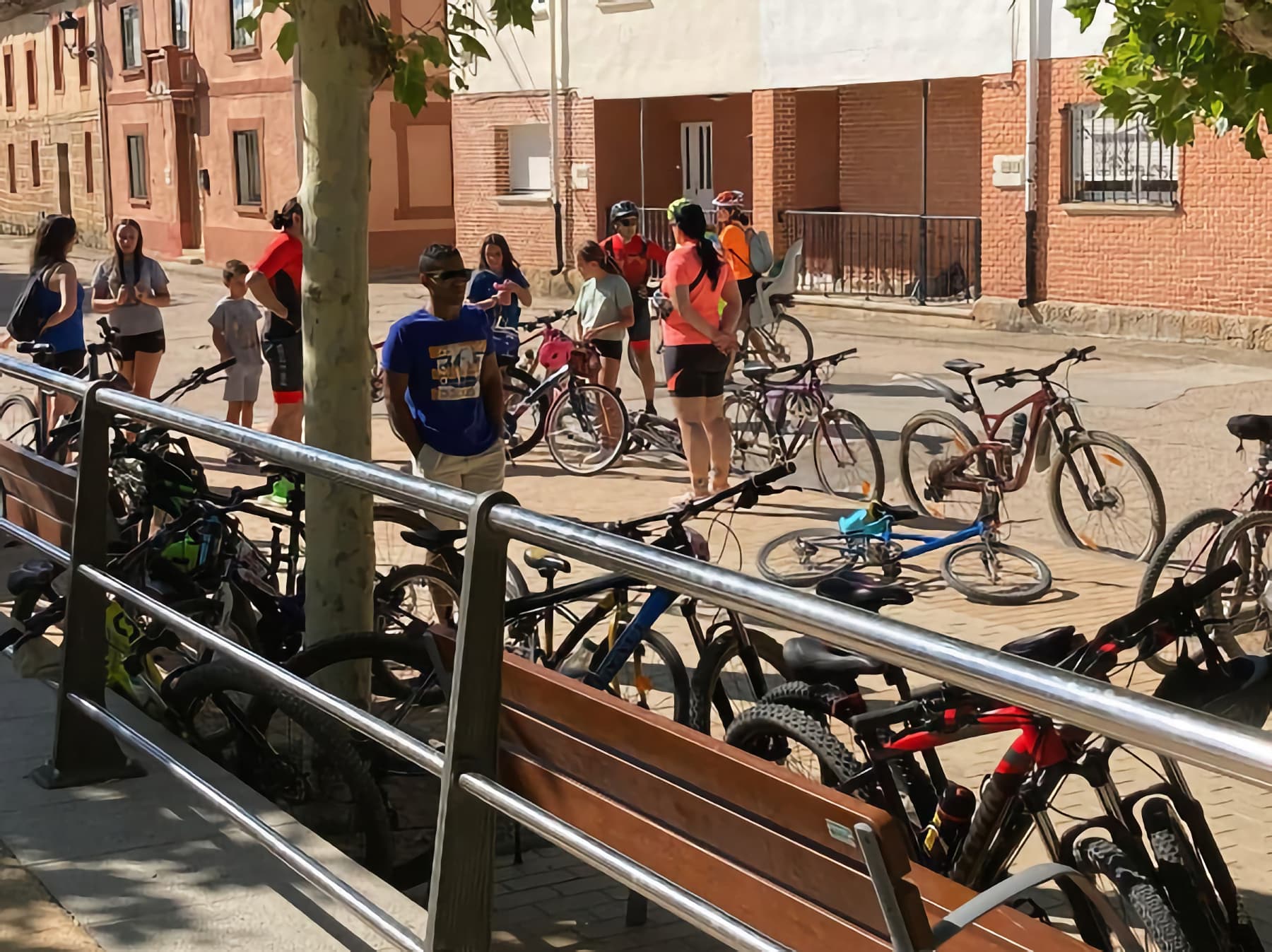 grupo de personas y bicicletas