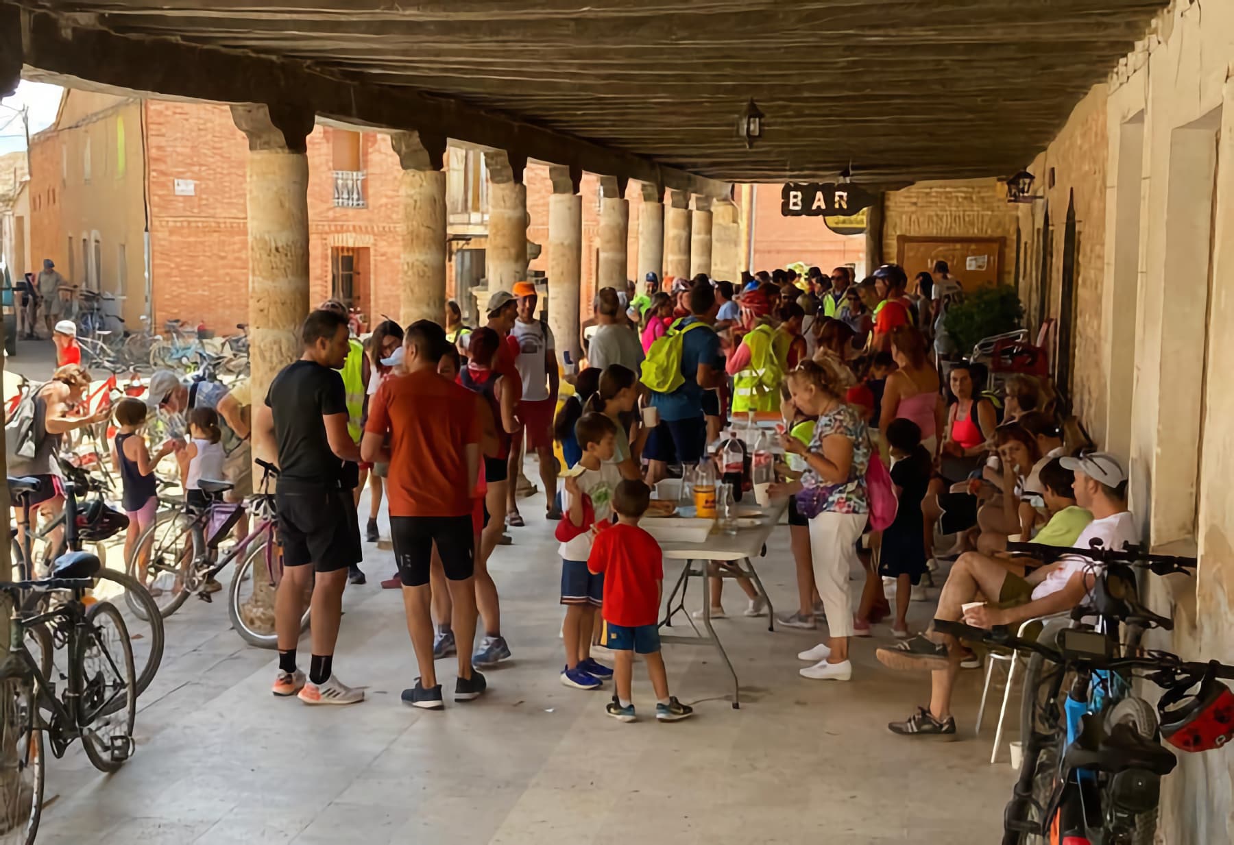 Grupo de participantes en soportal