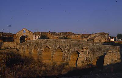 Puente y arco románico